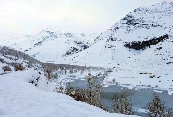हिमाचल: पहाड़ों ने ओढ़ी बर्फ की चादर, बारिश- बर्फबारी का अलर्ट जारी - Panchayat Times