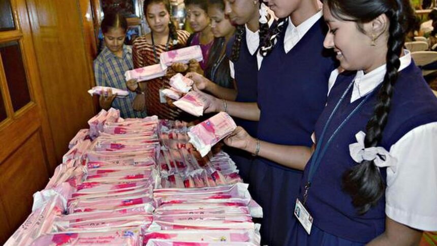 स्कूली छात्राओं को देना होगा फ्री सैनिटरी पैड, SC ने कहा- यूनिफार्म पॉलिसी बनाए केंद्र- Panchayat Times