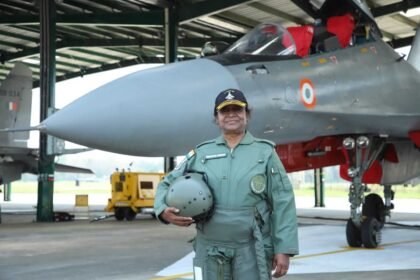 President in Sukhoi: पायलट की ड्रेस में द्रौपदी मुर्मू ने सुखोई जेट से भरी उड़ान, प्रतिभा पाटिल के बाद ऐसा करने वाली दूसरी महिला प्रेसिडेंट- Panchayat Times