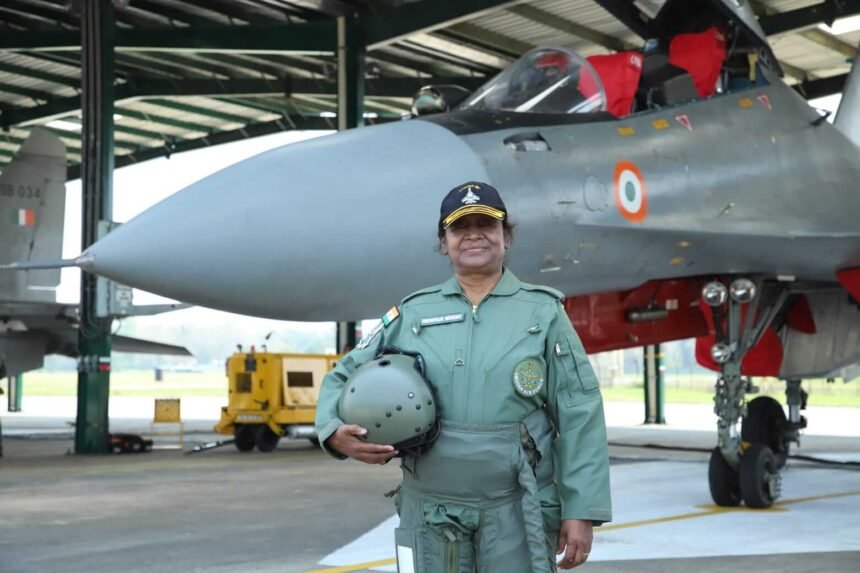 President in Sukhoi: पायलट की ड्रेस में द्रौपदी मुर्मू ने सुखोई जेट से भरी उड़ान, प्रतिभा पाटिल के बाद ऐसा करने वाली दूसरी महिला प्रेसिडेंट- Panchayat Times