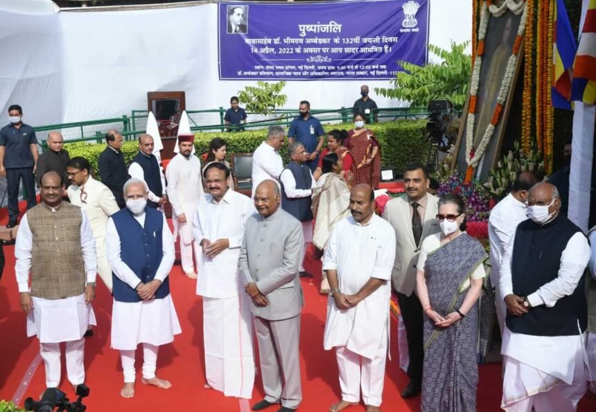 राष्ट्रपति, उपराष्ट्रपति, पीएम मोदी एवं नेता प्रतिपक्ष ने संसद में डॉ भीमराव अंबेडकर को दी श्रद्धांजलि - Panchayat Times