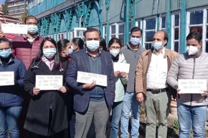 हिमाचल: NPA बंद करने के विरोध में डॉक्टरों ने काले बिल्ले लगाकर दीं सेवाएं- Panchayat Times