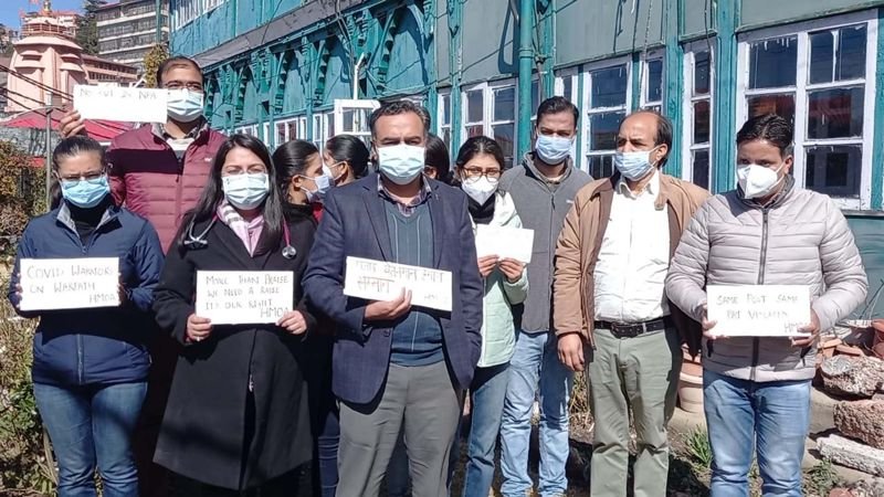 हिमाचल: NPA बंद करने के विरोध में डॉक्टरों ने काले बिल्ले लगाकर दीं सेवाएं- Panchayat Times