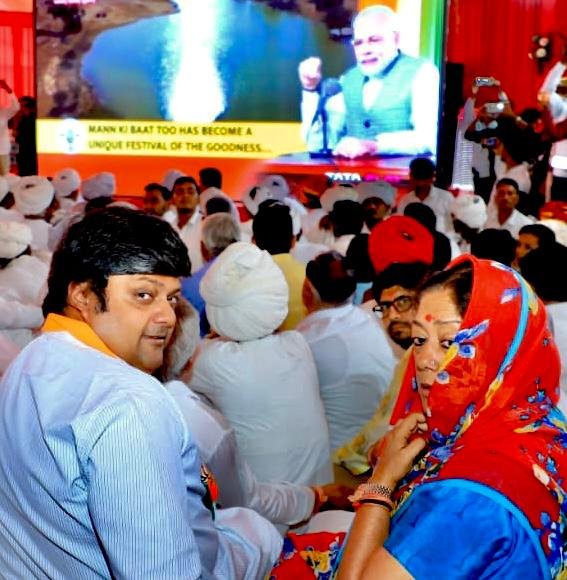 Mann Ki Baat: पूर्व CM राजे ने जालौर के ग्रामीणों के साथ सुना PM के ‘मन की बात’ का 100वां एपिसोड- Panchayat Times