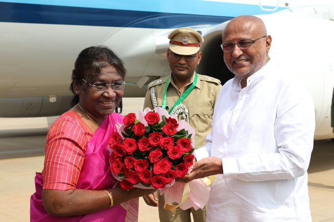 तीन दिवसीय दौरे पर राष्ट्रपति मुर्मू देवघर पहुंचीं, बाबा बैद्यनाथ की पूजा-अर्चना के बाद रांची में नये हाई कोर्ट का करेंगी उद्घाटन- Panchayat Times