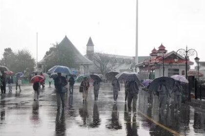 ऑरेंज अलर्ट के बीच हिमाचल में झमाझम बारिश, चोटियों पर भी बर्फबारी, मई के महीने में दिसंबर जैसी ठंड- Panchayat Times