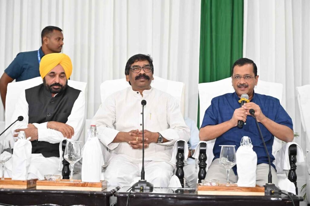 Jharkhand: स्टालिन के बाद CM सोरेन से मिले केजरीवाल, अध्यादेश के खिलाफ मांगा समर्थन- Panchayat Times