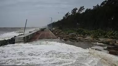 Biporjoy Cyclone: जालोर में तबाही मचाने के बाद सिरोही, जालौर, बाड़मेर और पाली में बाढ़ से हालात, जानें आज कैसा रहेगा मौसम- Panchayat Times