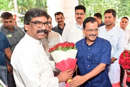 Jharkhand: स्टालिन के बाद CM सोरेन से मिले केजरीवाल, अध्यादेश के खिलाफ मांगा समर्थन- Panchayat Times
