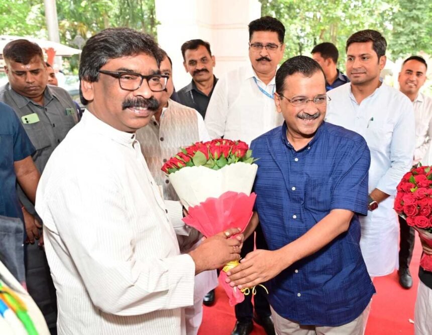 Jharkhand: स्टालिन के बाद CM सोरेन से मिले केजरीवाल, अध्यादेश के खिलाफ मांगा समर्थन- Panchayat Times