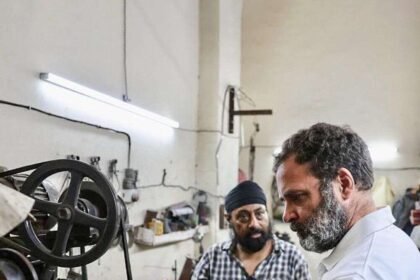 अचानक मैकेनिक की दुकान पर पहुंचे राहुल गांधी, मोटरसाइकिल मैकेनिक से मिले...बातचीत की- Panchayat Times