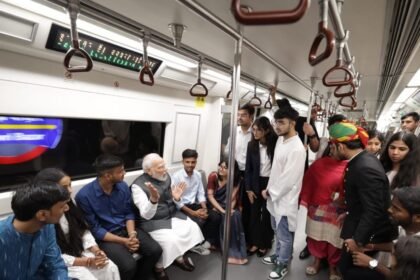पीएम मोदी मेट्रो से DU के शताब्दी वर्ष समारोह में पहुंचे; पैसेंजर्स से भी हुए रूबरू- Panchayat Times