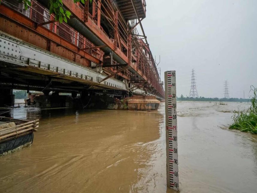 यमुना का जलस्तर खतरे के निशान से ऊपर आया, दिल्ली में फिर बढ़ा बाढ़ का खतरा- Panchayat Times