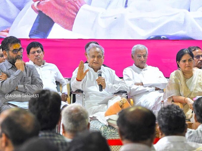 "मैं कभी सोचता हूं कि मुख्‍यमंत्री पद छोड़ दूं, लेकिन सीएम का पद मुझे नहीं छोड़ रहा": अशोक गहलोत- Panchayat Times