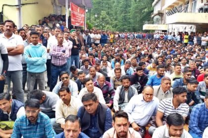 हिमाचल में बिजली कर्मियों का धरना: OPS नहीं मिलने से नाराज; प्रदेशभर के बिजली बोर्ड दफ्तर के बाहर प्रदर्शन- Panchayat Times