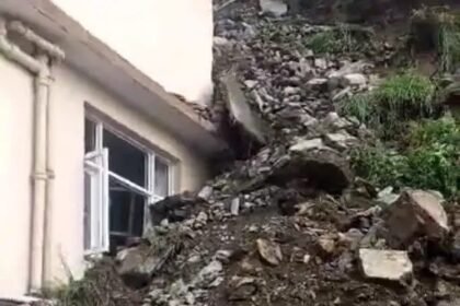 शिमला में APMC के किसान भवन पर लैंडस्लाइड, दो गाड़ियां भी क्षतिग्रस्त- Panchayat Times