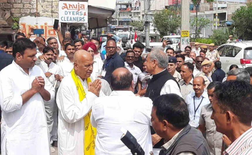 नाराज विधायक के घर पहुंचे सीएम गहलोत, भरत सिंह ने किया वेलकम- Panchayat Times