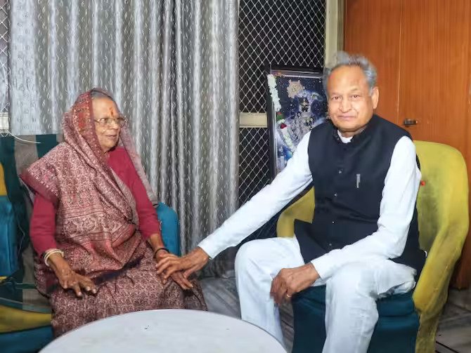 BJP विधायक सूर्यकांता व्यास से मिलने पहुंचे CM अशोक गहलोत- Panchayat Times