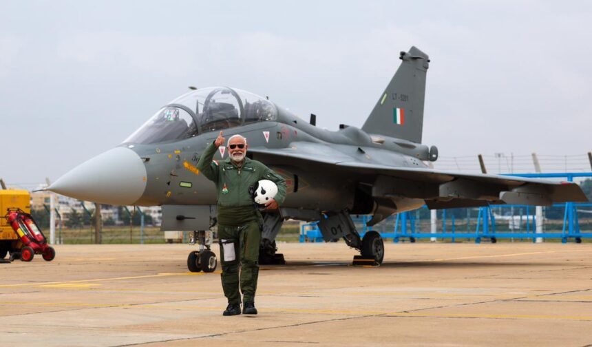 प्रधानमंत्री मोदी ने तेजस विमान में भरी उड़ान, HAL के कार्यक्रम में भी हुए शामिल- Panchayat Times