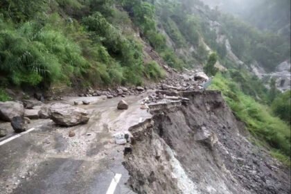 NH-5 चौथे दिन भी यातायात के लिए अवरूद्ध, पहाड़ी से फिर हुआ भारी भूस्खलन- Panchayat Times