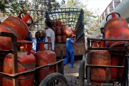 कमर्शियल LPG गैस सिलेंडर की कीमतों में 100 रु की बढ़ोतरी, दो महीने में दूसरी बार बढ़े दाम- Panchayat Times