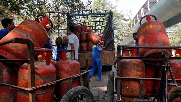 कमर्शियल LPG गैस सिलेंडर की कीमतों में 100 रु की बढ़ोतरी, दो महीने में दूसरी बार बढ़े दाम- Panchayat Times