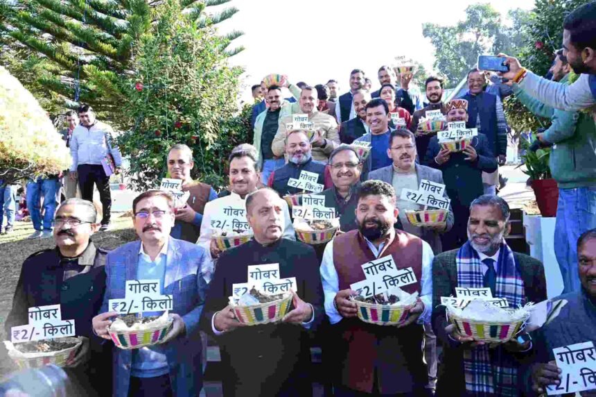 सिर पर गोबर की टोकरी रखकर विधानसभा पहुंचे BJP विधायक, सुक्खू सरकार को क्या याद दिलाने की कोशिश?- Panchayat Times