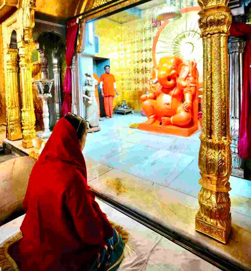 वसुंधरा राजे देव दर्शन यात्रा पर; मोती डूंगरी ​​​​​​​गणेश मंदिर में पूजा करने पहुंचीं:पंचामृत अभिषेक में हुईं शामिल, 1008 मोदक का भोग लगाया गया- Panchayat Times