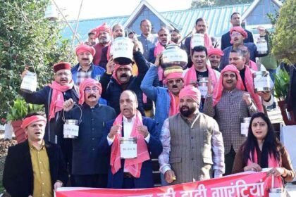 ग्वाले बनकर विधानसभा दूध बेचने पहुंचे विपक्ष के विधायक, सरकार को याद दिलाई तीसरी गारंटी- Panchayat Times