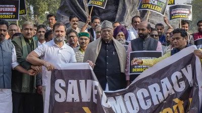 संसद की लड़ाई सडक पर, सांसदों के निलंबन के खिलाफ जंतर-मंतर पर गठबंधन का प्रदर्शन- Panchayat Times