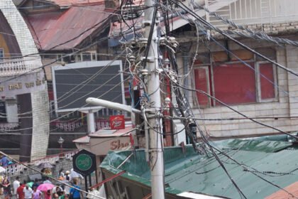 अंडरग्राउंड होंगी हवा में लटक रही बिजली की तारें, सुक्खू सरकार ने 65 करोड़ का बजट किया मंजूर- Panchayat Times