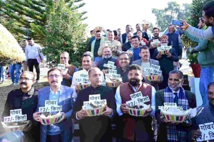 सिर पर गोबर की टोकरी रखकर विधानसभा पहुंचे BJP विधायक, सुक्खू सरकार को क्या याद दिलाने की कोशिश?- Panchayat Times