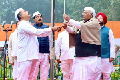कांग्रेस का 139वां स्थापना दिवस, मल्लिकार्जुन खड़गे ने पार्टी मुख्यालय पर फहराया झंडा- Panchayat Times