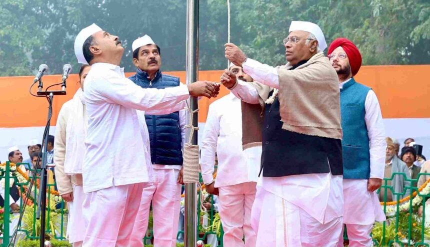 कांग्रेस का 139वां स्थापना दिवस, मल्लिकार्जुन खड़गे ने पार्टी मुख्यालय पर फहराया झंडा- Panchayat Times