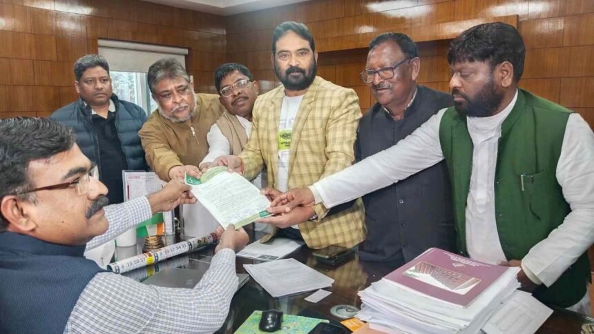  JMM ने गांडेय सीट पर की जल्द उपचुनाव कराने की मांग, मुख्य निर्वाचन पदाधिकारी को सौंपा ज्ञापन- Panchayat Times