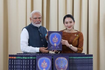 थाईलैंड की प्रधानमंत्री ने पीएम मोदी को 'World Tipitaka' भेंट किया - Panchayat Times